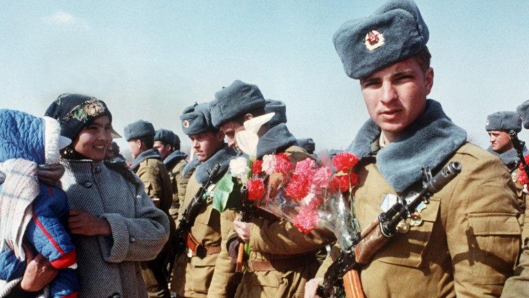 Russischer Soldat mit roter Nelke.