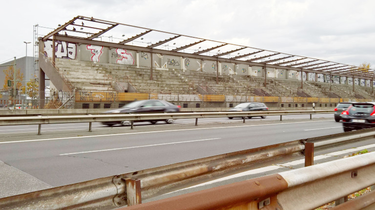 Die AVUS (Automobil-Verkehrs- und Uebungsstrasse) liegt im Suedwesten Berlins und ist das noerdliche Teilstueck der Autobahn A 115.