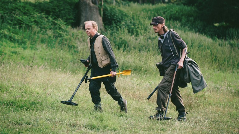 Still aus der BBC-Serie Detectorists mit Tobey Jones und Mackenzie Crook, Staffel 1, 2014).