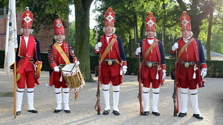 Sehr große Männer in historischer Soldaten-Uniform