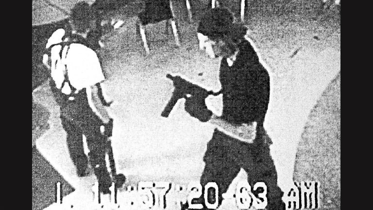 Zwei Männer mit Waffen