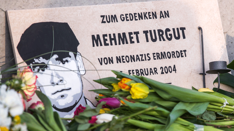 Eine Tafel erinnert an den ermordeten Mehmet Turgut.