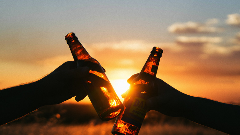 Anstoßen mit Bierflaschen