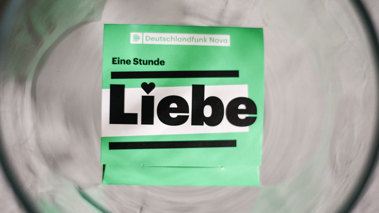 Eine Kondompackung mit dem Logo von "Eine Stunde Liebe" 