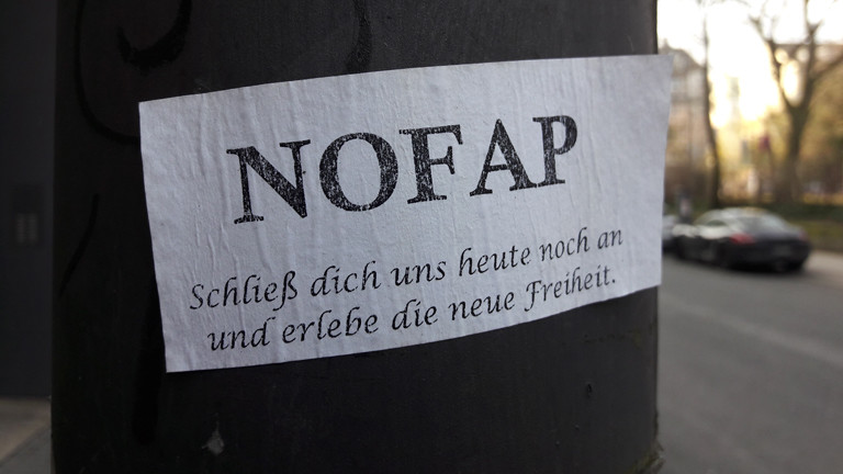 Zettel mit Werbung für die No-Fab-Bewegung an einem Baum 