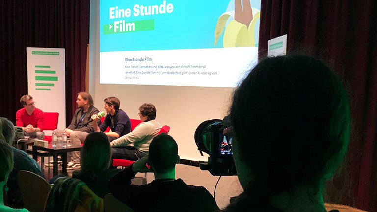 Menschen auf einer Bühne