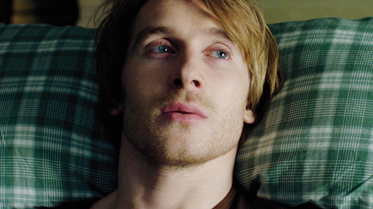 Mann liegt traurig in seinem Bett