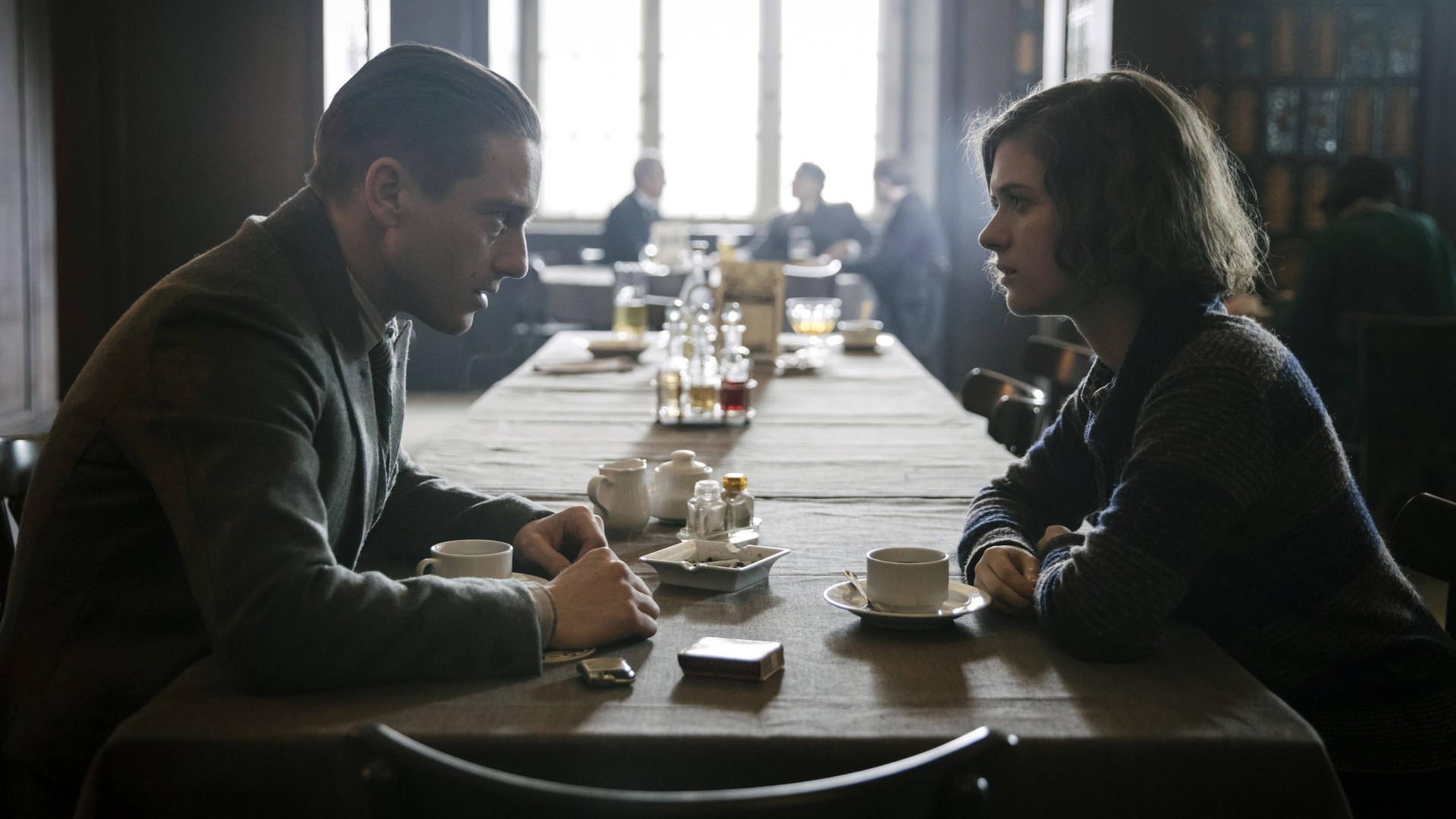 Filmstill aus der Serie Babylon Berlin mit Volker Bruch und Liv Lisa Fries.