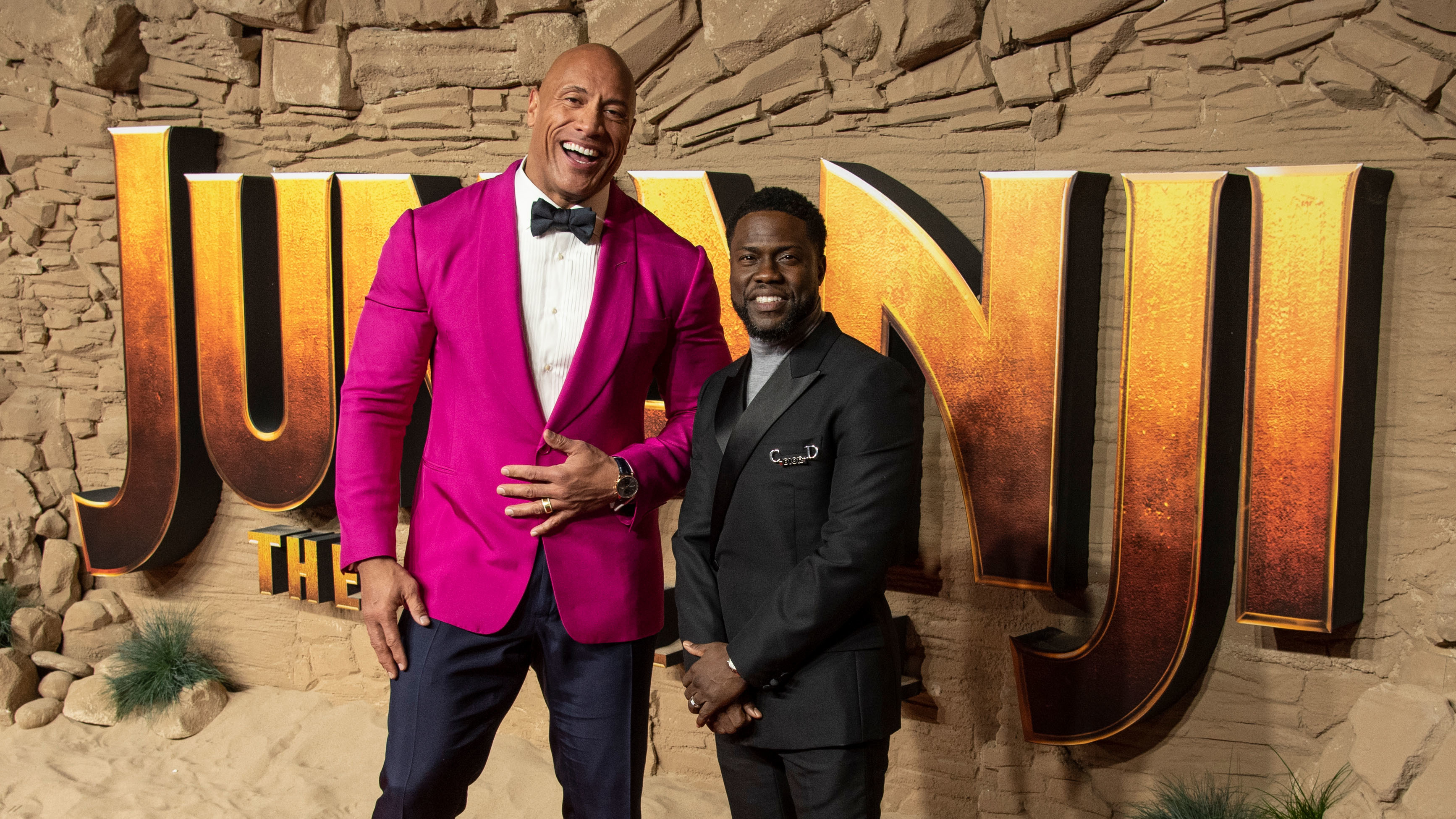 Dwayne Johnso und Kevin Hart vor dem Jumanji-Logo