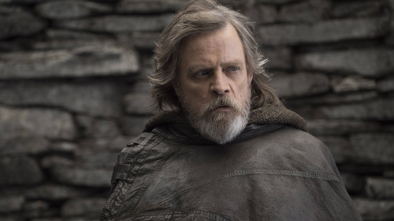 Mann in braunem Umhang.