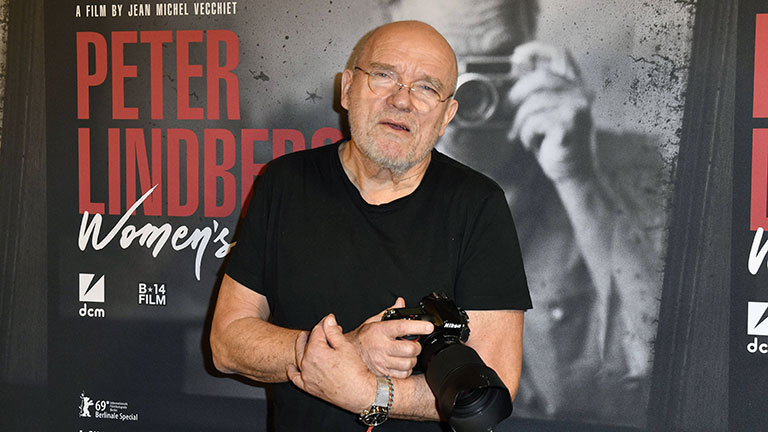 Peter Lindbergh mit einer Kamera in der Hand