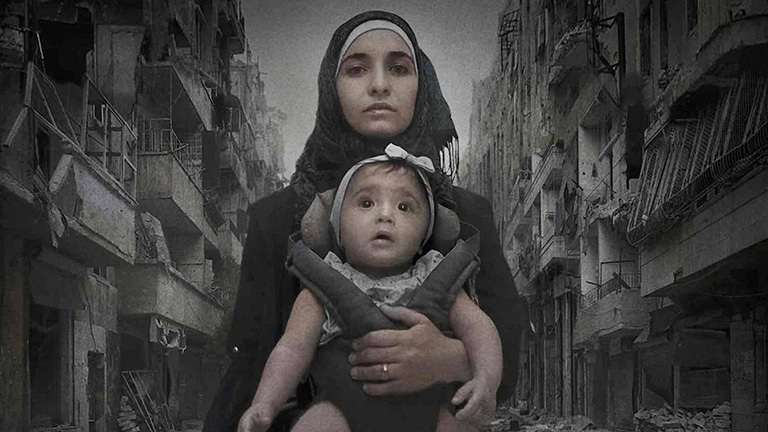 Frau mit Baby in einem Kriegsgebiet