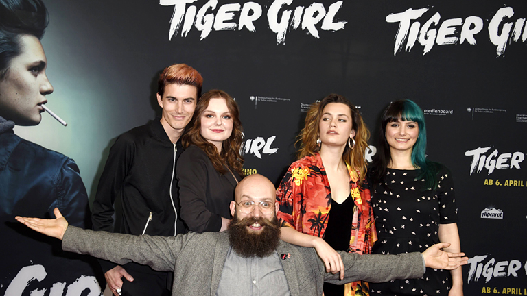 Fünf Personen vor einem Filmplakat.