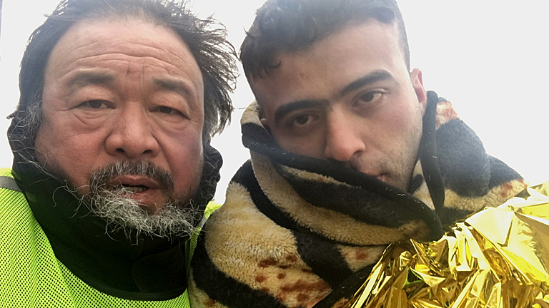 Ai Weiwei mit einem Flüchtling