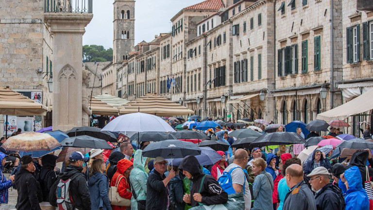 Touristen in der Altstadt von Dubrovnik.