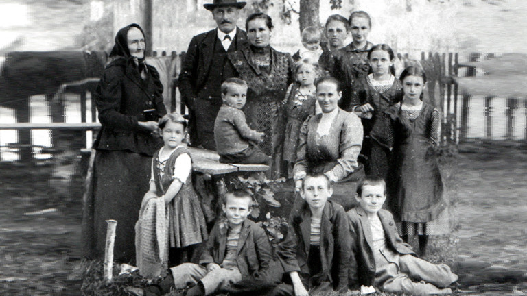 Spurensuche im Fotoalbum: Das ist die Familie von Elkes Großmutter. 1918 aufgenommen, das typische Familienfoto einer Böhmerwaldfamilie.