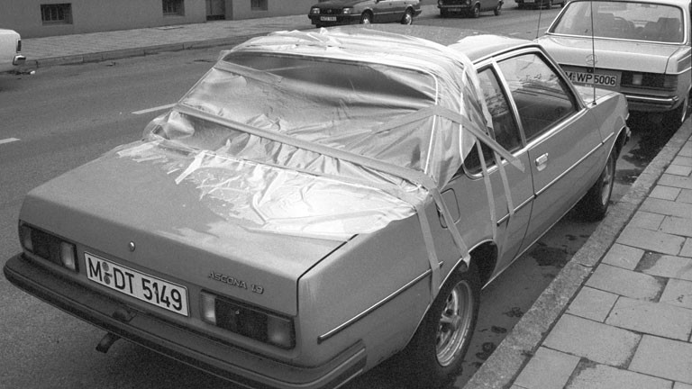 Von Hagel demolierte Autoscheibe