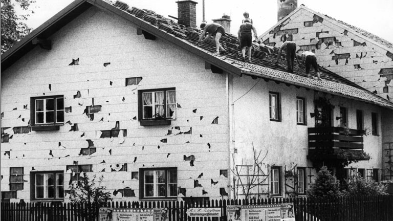Vom Hagel zerstörtes Haus