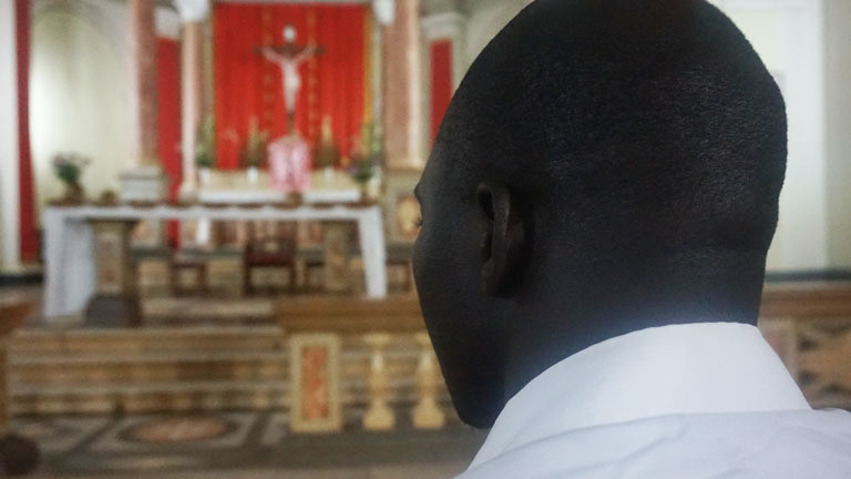 Okot in der Kirche