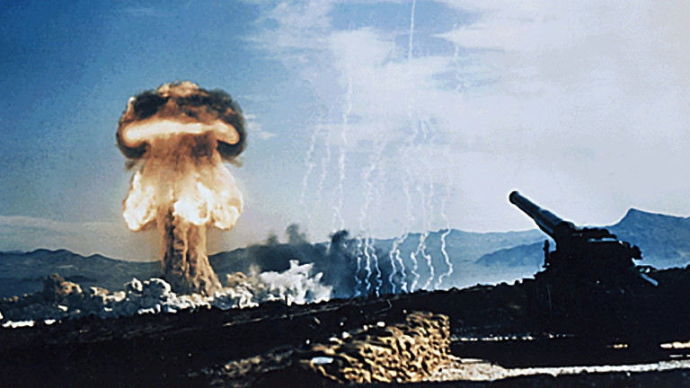 Ein Atompilz bei einem Atomtest in Nevada, 1953
