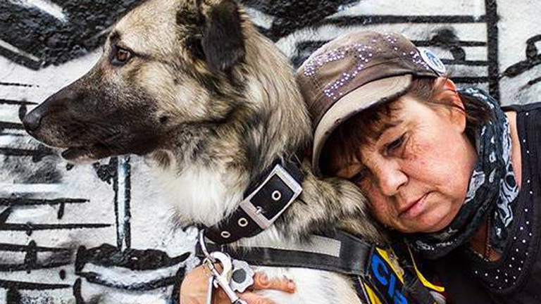 Linda Rennings mit ihrem Hund.