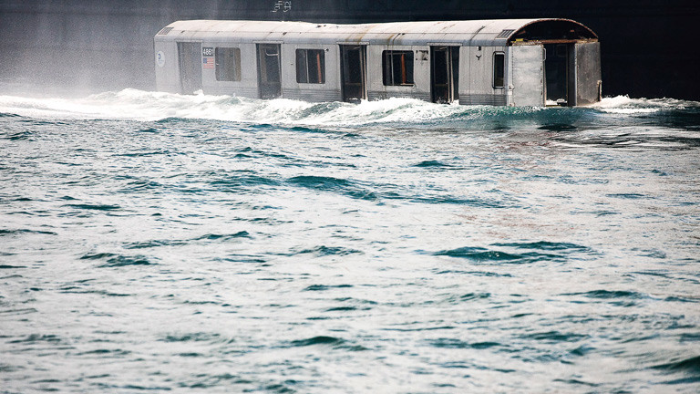 Ein U-Bahn-Wagon versinkt im Wasser