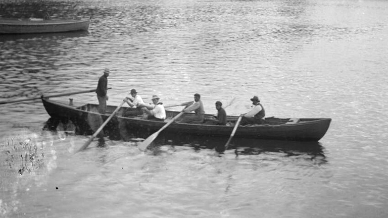 Walfänger auf einem Holzboot