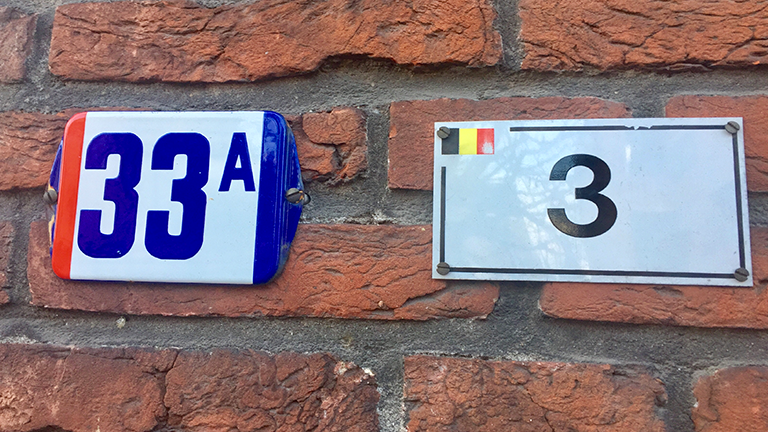 Hausnummernschilder in Baarle - holländisch und belgisch