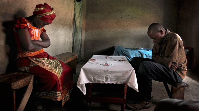 Claudine und Ananias in einer Hütte in Ruanda