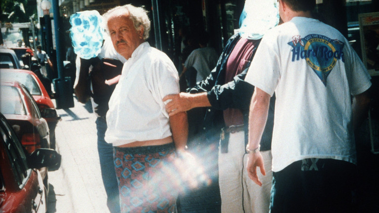 n Bermudashorts wird der Bauspekulant Dr. Jürgen Schneider am 18.5.1995 vor einer Bank in der Innenstadt von Miami im US-Bundesstaat Florida festgenommen. FBI-Beamte und Zielfahnder des Bundeskriminalamtes hatten den flüchtigen Schneider überrascht, als dieser in einem Auto vor der Bank wartete. Im Januar 1996 erhob die Frankfurter Staatsanwaltschaft Anklage gegen Schneider.