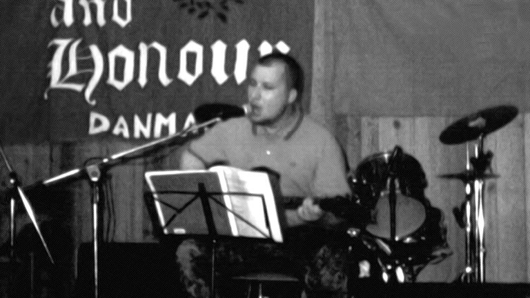 Achim Schmid beim Konzert seiner Band Wolfsrudel