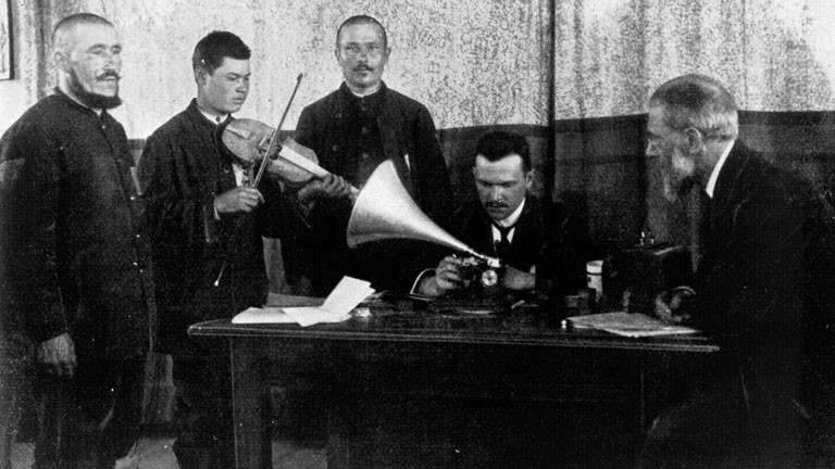 Tartaren spielen Musik in ein Grammophon.