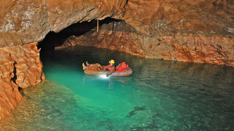 Bootsfahrt in der Höhle