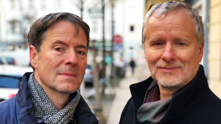 Andreas und Franz sind seit vielen Jahren ein Paar. Ende der 80er Jahre, als sie sich in einer Schwulenbar in Ostberlin kennenlernten, hätte die Berliner Mauer sie fast getrennt. Denn Andreas hat in Ostberlin gelebt und Franz in Westberlin.