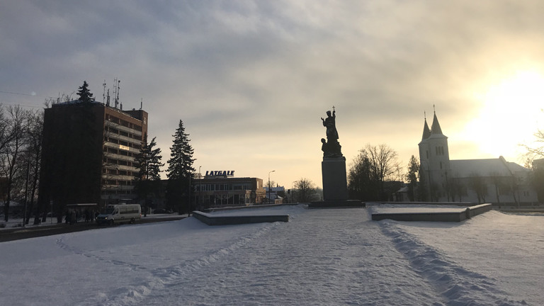 Plattenbau und Kirche im Winter in Rezekne