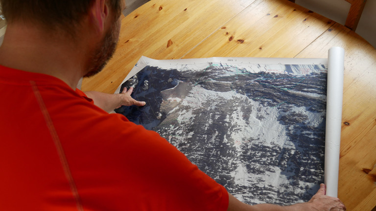 Mann mit Karte von Everest