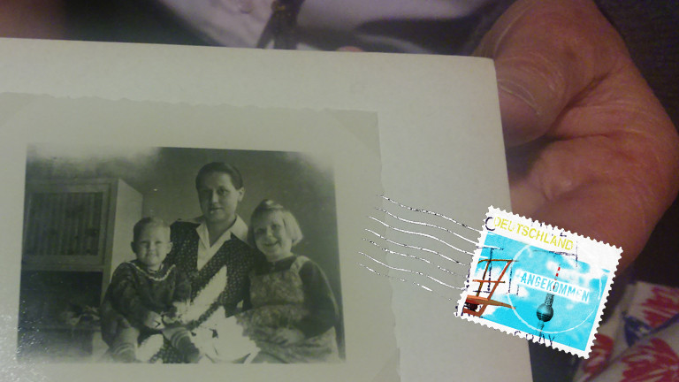 Mechthild May zeigt ein altes Foto in einem Fotoalbum