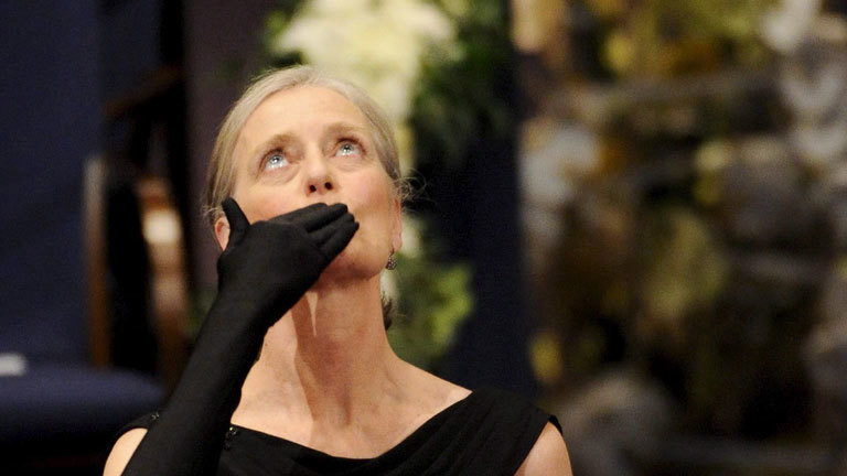Claudia Steinman, Ralph Steinmans Frau, nimmt den Medizinnobelpreis für ihren Mann entgegen.