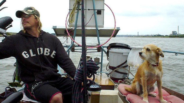 Ein Mann mit Hund auf einem Boot.