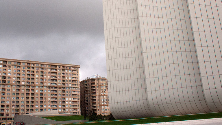 Gebäude aus den 60ern hinter modernem Design in Baku