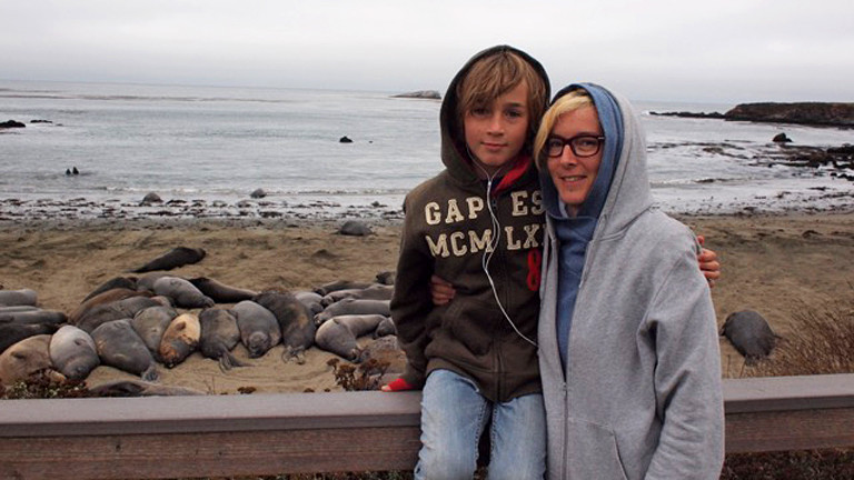 Mutter und Sohn am Meer.