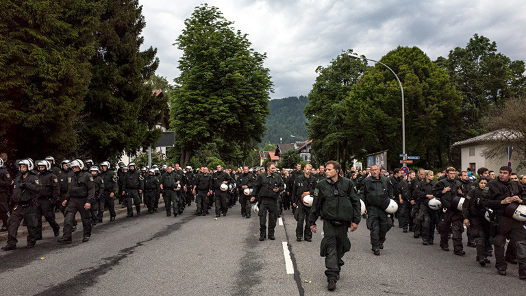 Polizeiaufmarsch in Wohngebiet
