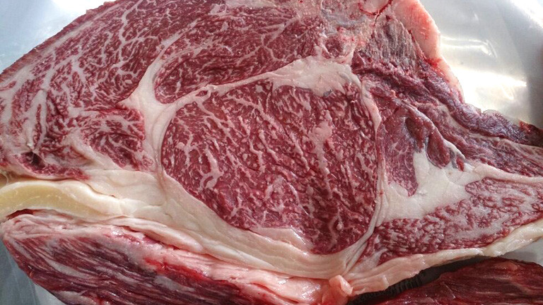 Feine Fettzellen durchziehen die Muskelfasern des Wagyu-Rindes.