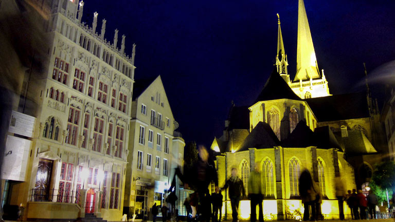 Die rekonstruierte Rathausfassade steht in Wesel auf dem Marktplatz neben dem Willibrordi-Dom