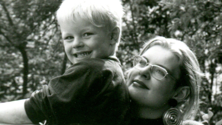 Hanna mit ihrem Sohn Jonny 1988. Hanna wurde mit 16 Mutter.