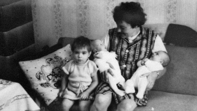 Anita mit ihren drei Kindern