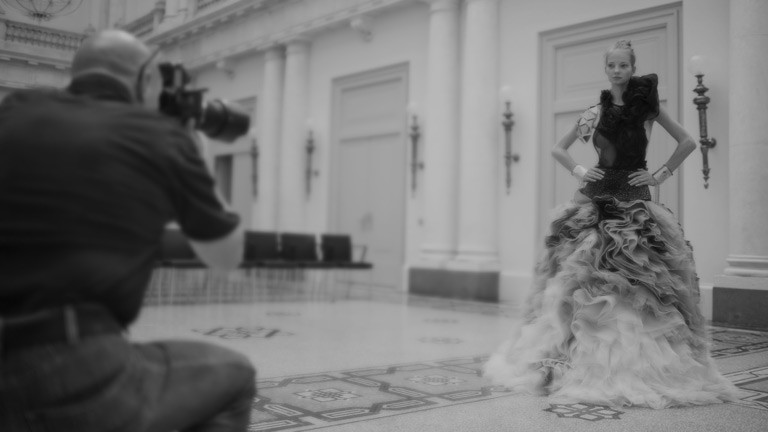 Ein Model und ein Fotograf beim Fotoshooting.