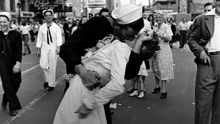 Ein Matrose und eine Zahnarzthelferin küssen sich auf dem Times Square New York im August 1945.