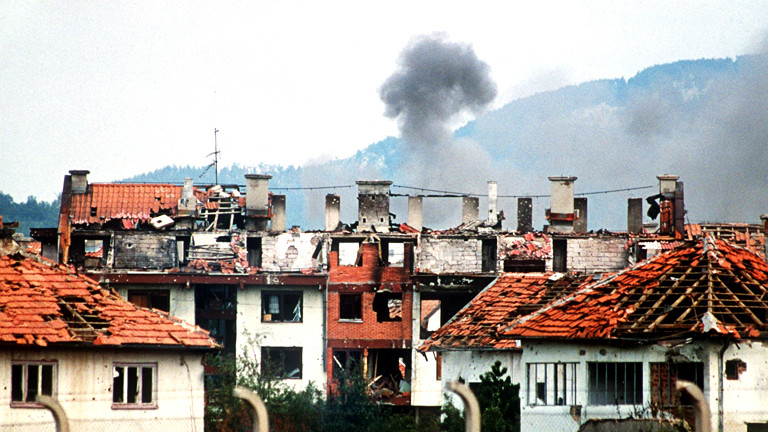 1992: Ruinen kürzlich ausgebrannter Häuser in Dobrinja, einem Stadtteil der umkämpften bosnischen Hauptstadt Sarajevo