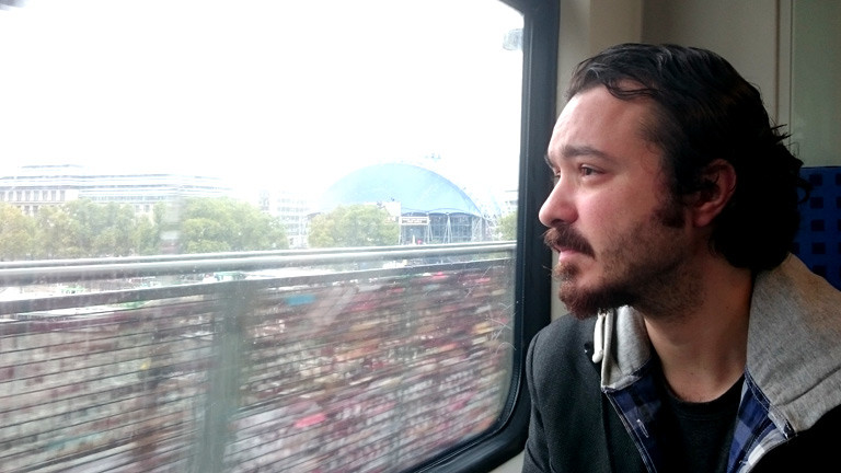 Volkan Agir schaut aus einem Zugfenster